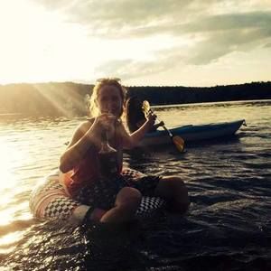 Meet your Posher, Caitlin